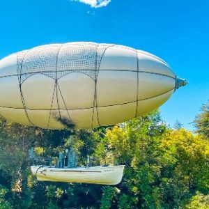 luchtschip met roeiboot 